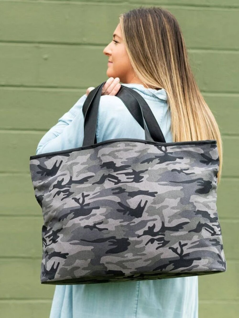 NWT Viv and Lou Black Camo Ally Tote Bag, womens camouflaged travel bag